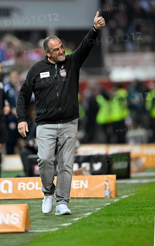 Coach Frank Schmidt 1. FC Heidenheim 1846 FCH on the sidelines, gesture, gesture, thumbs up, Voith-Arena, Heidenheim, Baden-Wuerttemberg, Germany, Europe