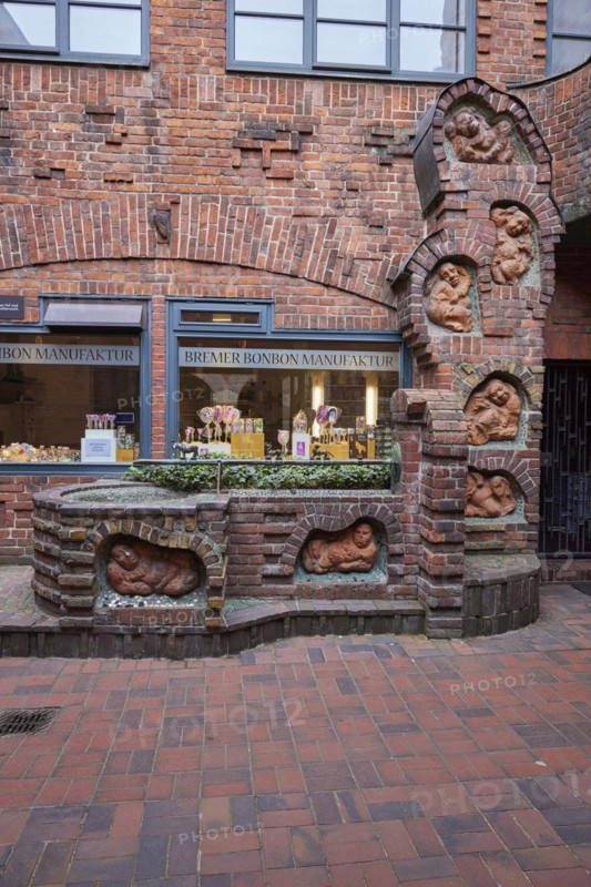 Fountain with seven faults by sculptor Bernhard Hoetger in the Handwerkshof on Boettcherstrasse in Bremen, Hanseatic city, state of Bremen, Germany, Europe