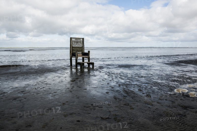 Sculpture on the beach and Wadden Sea, Throne, Artist Wilfried Gerdes, Dangast, Jade Bay, North Sea, Lower Saxony, Germany, Europe