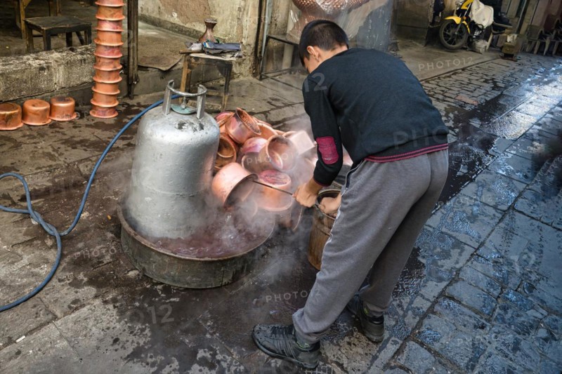 Artisan bleaching small copper containers, Gaziantep bazaar, Turkey, Asia