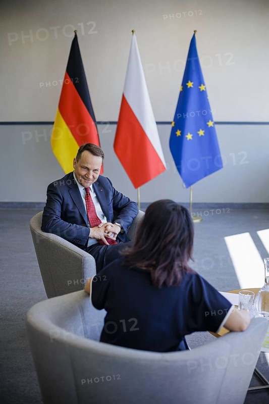 Annalena Baerbock (Alliance 90/The Greens), Federal Foreign Minister, talks to Rados Caw Sikorski, Foreign Minister of Poland, at the Collegium Polonicum in S Cubice. Baerbock visits Slubice on the occasion of the 'AeR20th anniversary of Poland's accession to the EU. S Cubice, 01.05.2024. Photographed on behalf of the Federal Foreign Office
