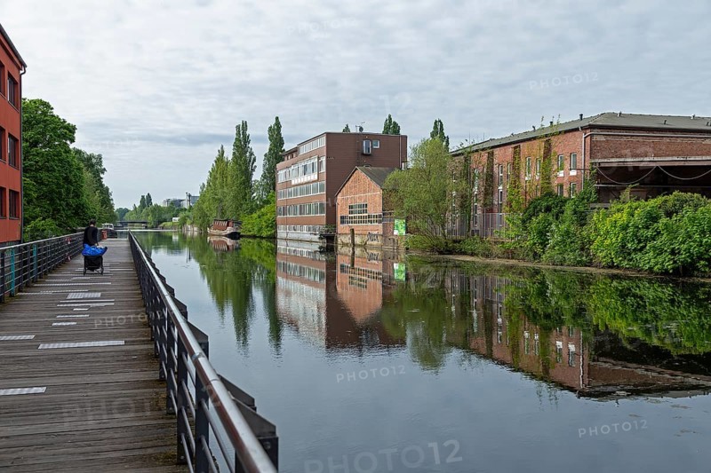 Boats, building, jetty, reflection, Veringkanal, Wilhelmsburg, Hamburg, Germany, Europe