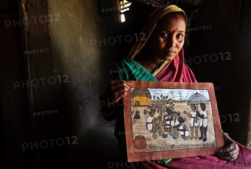 Pyatkar painter holding one of her paintings (Jharkhand, india) . Pyatkar is a traditional art form practised by the rural folk of Jharkhand. Scrolls are made from leaves and tree barks