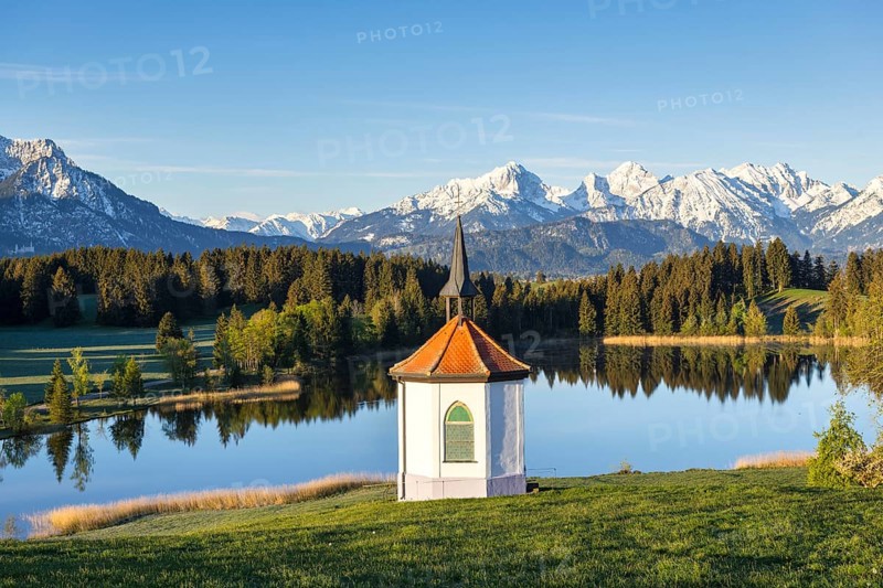 Chapel at Hegratsrieder See near Fuessen, Allgaeu Alps, snow, Allgaeu, Bavaria, Germany, Europe