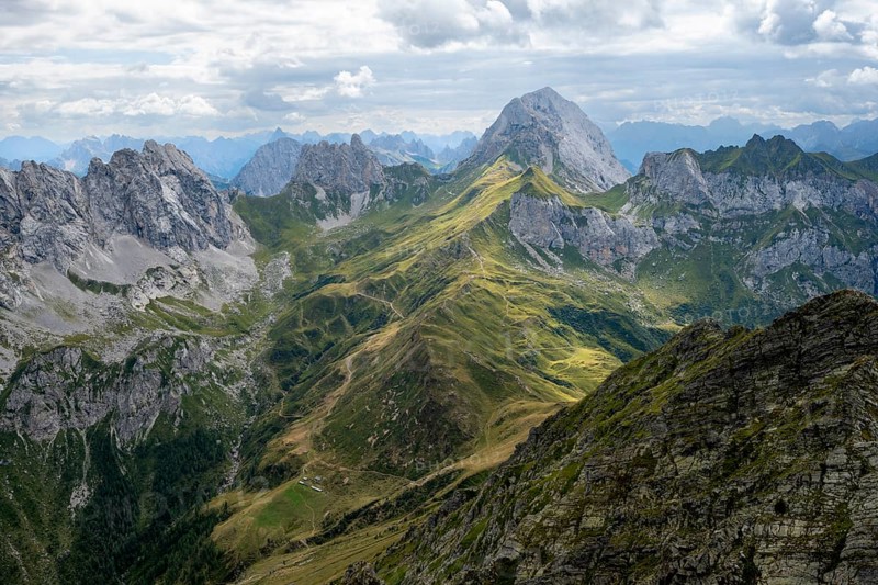 View of mountain landscape, mountain peaks on the Carnic main ridge, view from the Raudenspitze or Monte Fleons, Carnic Alps, Carinthia, Austria, Europe