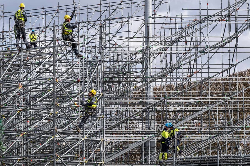 Construction workers on scaffolding, preparations for the Olympic Games in Paris 2024, Paris, France, Europe