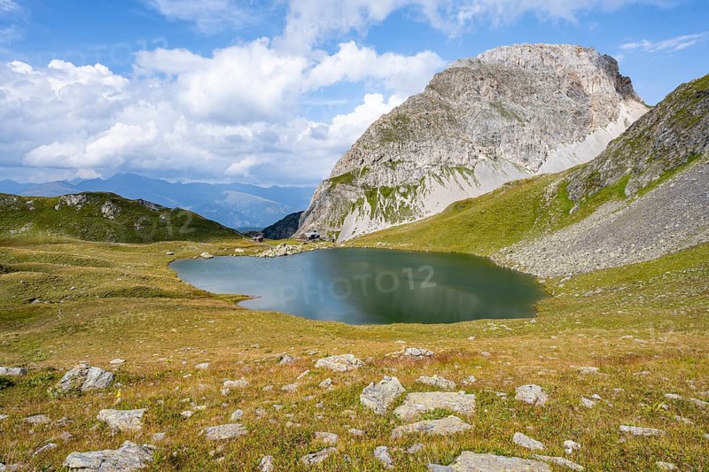 Mountain hut Obstanserseehuette at the mountain lake Obstansersee, behind rocky mountain peak Rosskopf, Carnic main ridge, Carnic High Trail, Carnic Alps, Carinthia, Austria, Europe