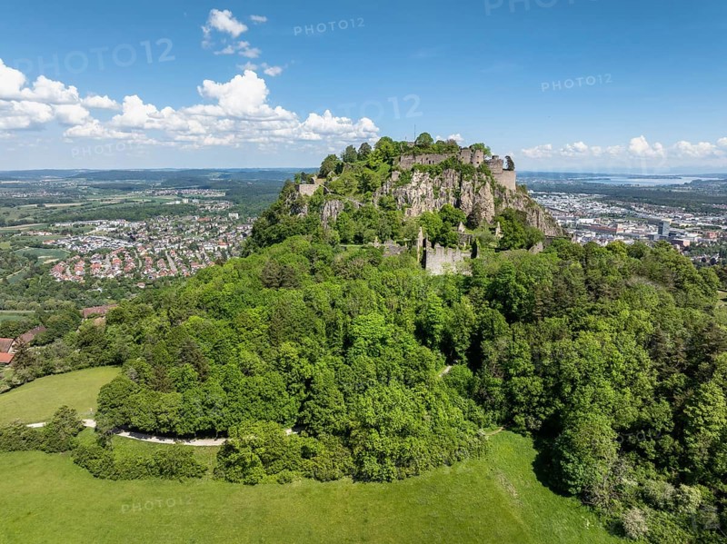 Aerial view of the Hohentwiel volcanic cone with Germany's largest fortress ruins, behind it the town of Singen am Hohentwiel, on the right on the horizon western Lake Constance, district of Constance, Baden-Wuerttemberg, Germany, Europe