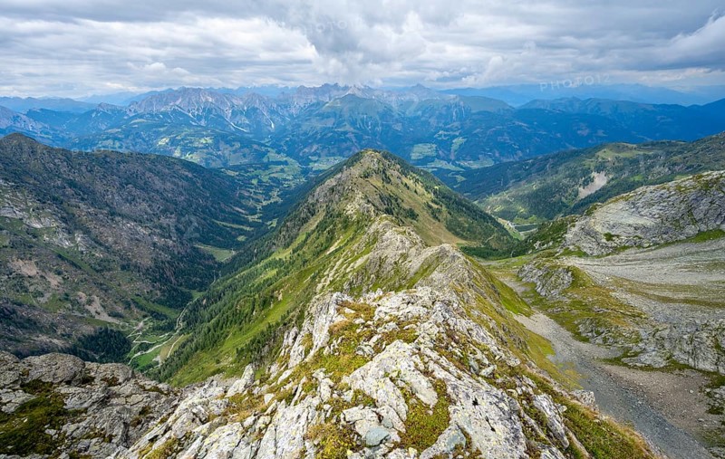 View along a mountain ridge to mountain panorama with Lesachtal, ascent to Raudenspitze or Monte Fleons, Carnic Main Ridge, Carnic Alps, Carinthia, Austria, Europe