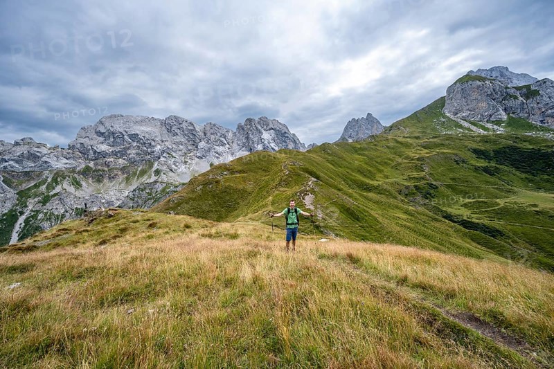 Mountaineers on a hiking trail near the Hochweisssteinhaus mountain hut, mountain landscape with green mountain meadows and rocky peaks, Carnic High Trail, Carnic Main Ridge, Carnic Alps, Carinthia, Austria, Europe