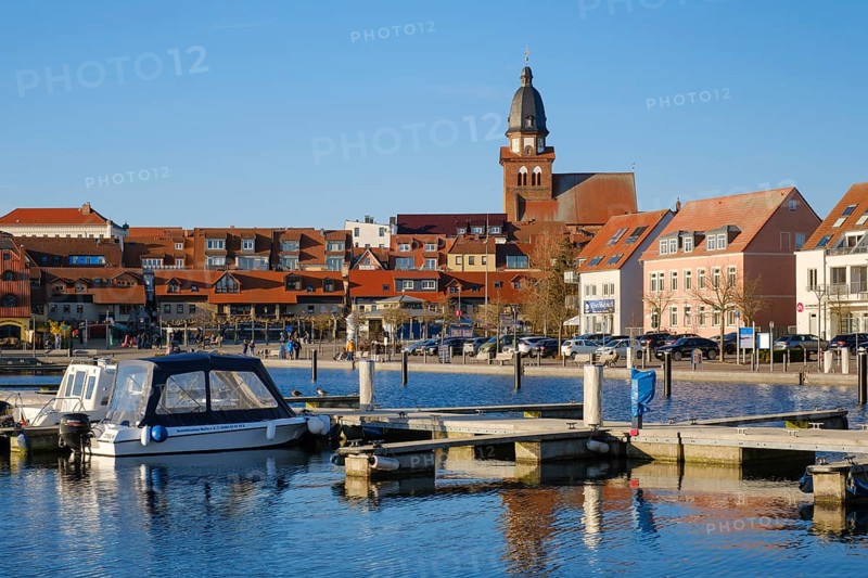 Town view with town harbour at the Mueritzsee, Town view with harbour and church St. Marien, Waren, Mueritz, Mecklenburg Lake District, Mecklenburg, Mecklenburg-Vorpommern, Germany, Europe