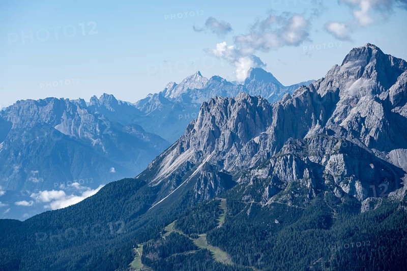 Spectacular rocky mountain peaks of the Sesto Dolomites, view from the Carnic main ridge, Carnic High Trail, Carnic Alps, Carinthia, Austria, Europe