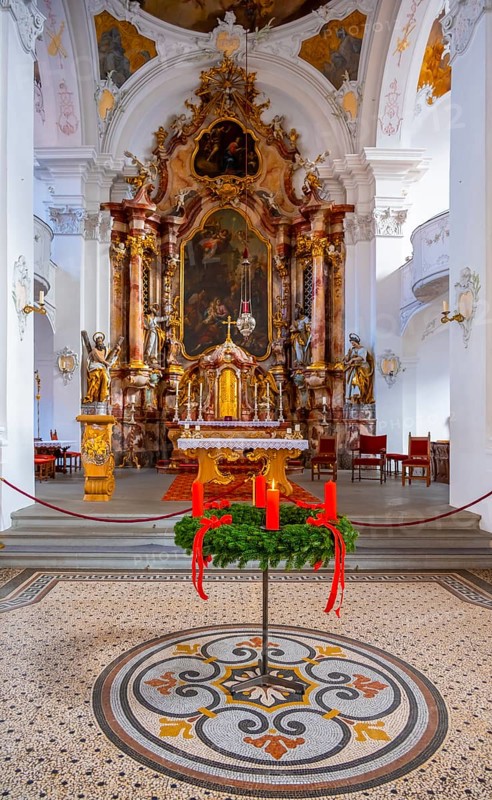 Gilded baroque altar with Advent wreath, interior view of the Catholic parish church, Minster of Our Lady, Lindau Island, Lake Constance, Bavaria, Germany, Europe
