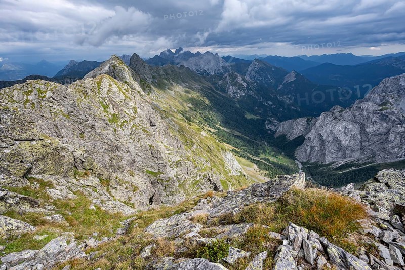 Mountain landscape with rocky ridge at the summit of the Raudenspitze or Monte Fleons, view into the Val Fleons, mountain panorama on the Carnic main ridge, Carnic Alps, Carinthia, Austria, Europe