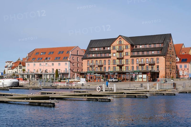Hotel and restaurants at the harbour on Lake Mueritz, Waren, Mueritz, Mecklenburg Lake District, Mecklenburg, Mecklenburg-Vorpommern, Germany, Europe