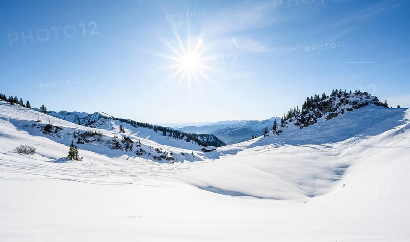 Snow-covered mountain landscape in winter at the Schnittlauchmoosalm, Sonnenstern, ski tour to the Aiplspitz, Mangfall mountains, Bavarian Prealps, Bavaria, Tyrol