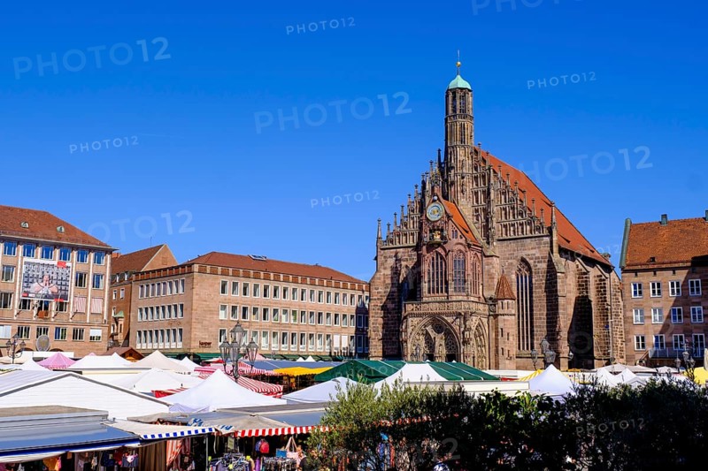 Auer Dult on the main market square, with Church of Our Lady, Nuremberg, Middle Franconia, Franconia, Bavaria, Germany, Europe