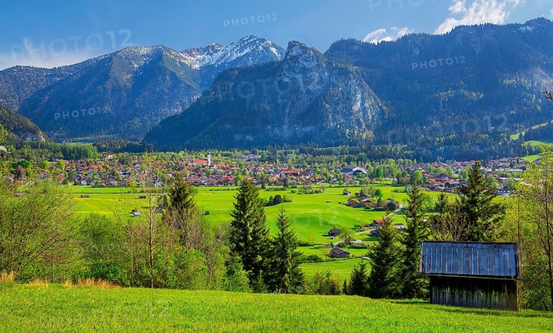Panorama of the village with parish church and Passion theatre in front of the Kofel 1342m in spring, Passion play village Oberammergau, Ammertal, Ammergau Alps, Bavarian Alps, Upper Bavaria, Bavaria, Germany, Europe