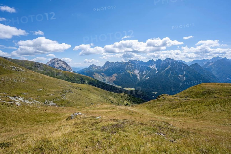 Mountain panorama with view of the mountain peaks of Cresta Righile and Cresta del Ferro in South Tyrol, Carnic High Mountain Trail, Carnic Main Ridge, Carnic Alps, Carinthia, Austria, Europe