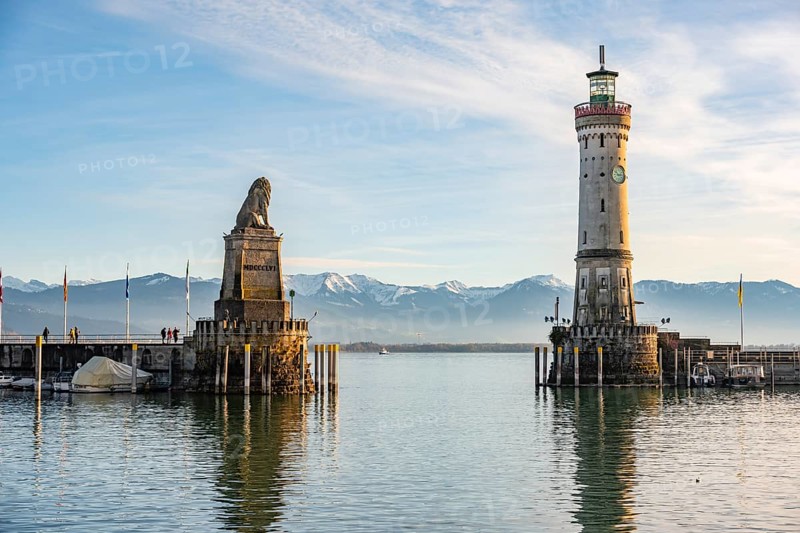 Harbour entrance of Lindau harbour, pier with New Lindau Lighthouse and Bavarian Lion, in the evening light, snow-covered mountains in the background, Lindau Island, Lake Constance, Bavaria, Germany, Europe