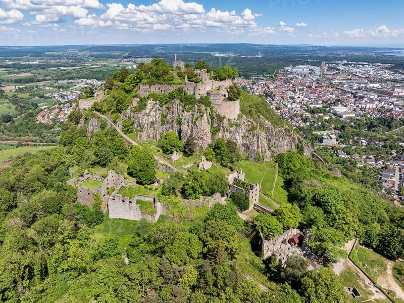 Aerial view of the Hohentwiel volcanic cone with Germany's largest fortress ruins, behind it the town of Singen am Hohentwiel, on the right on the horizon western Lake Constance, district of Constance, Baden-Wuerttemberg, Germany, Europe
