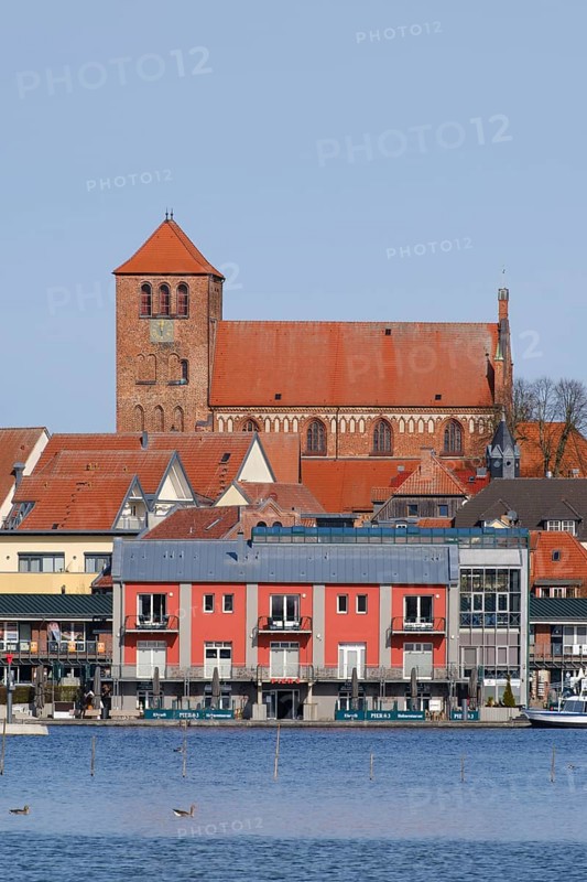 Town view with town harbour on Lake Mueritz, St. Georgen Church, Waren, Mueritz, Mecklenburg Lake District, Mecklenburg, Mecklenburg-Western Pomerania, Germany, Europe