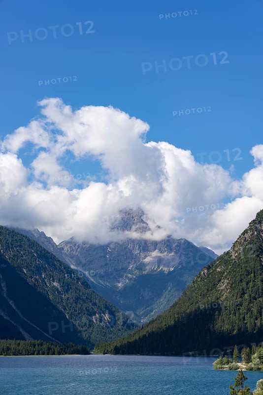 Plansee and Ammergau Alps, behind it the Thaneller, 2143m, Lechtal Alps, Tyrol, Austria, Europe