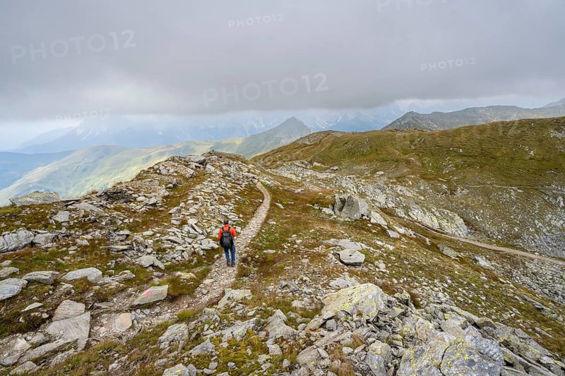 Mountaineers on a hiking trail descending to the Obstanserseehuette, Carnic Main Ridge, Carnic High Trail, Carnic Alps, Carinthia, Austria, Europe