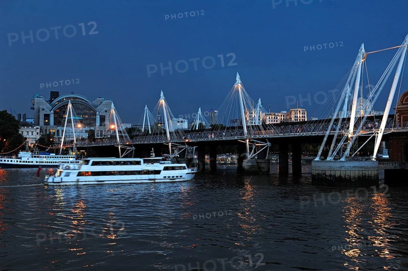 Hungerford Bridge over the Thames at dusk, London, England, Great Britain
