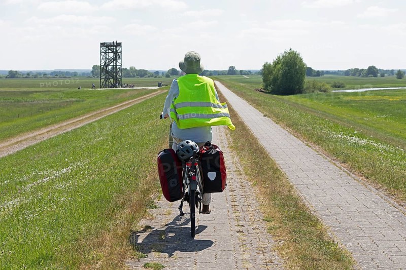 Cyclist, Elbe cycle path, Mahnkenwerder observation tower near Boizenburg, Mecklenburg-Western Pomerania, Germany, Europe