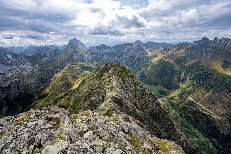 View of mountain landscape, mountain peak on the Carnic main ridge, view from the Raudenspitze or Monte Fleons over mountain ridge, Carnic Alps, Carinthia, Austria, Europe