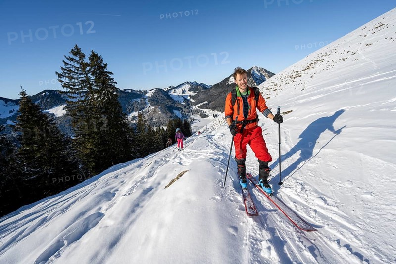 Ski tourers climbing the Aiplspitz, Mangfall mountains, Bavarian Prealps, Bavaria, Tyrol