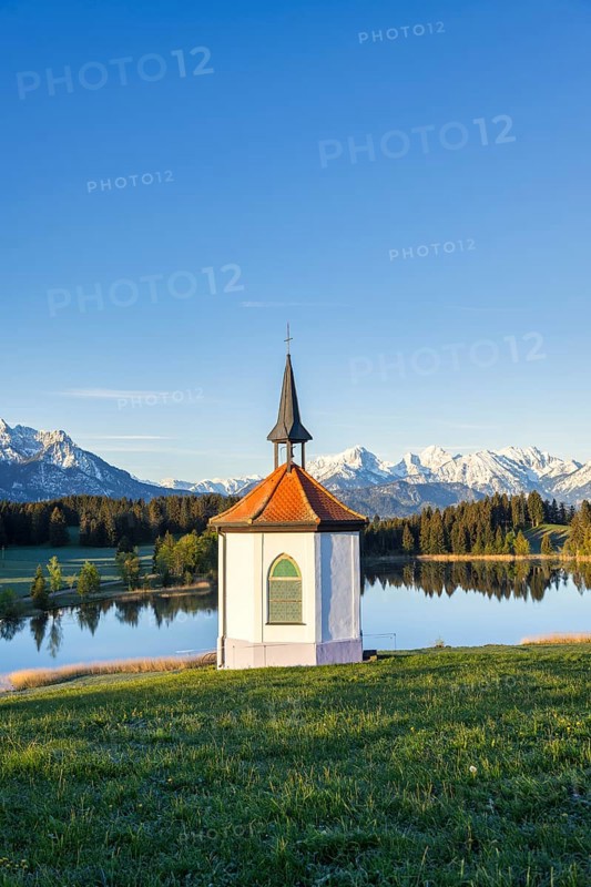 Chapel at Hegratsrieder See near Fuessen, Allgaeu Alps, snow, Allgaeu, Bavaria, Germany, Europe
