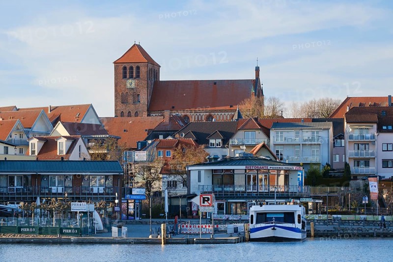 Town view with town harbour on Lake Mueritz, St. Georgen Church, Waren, Mueritz, Mecklenburg Lake District, Mecklenburg, Mecklenburg-Western Pomerania, Germany, Europe