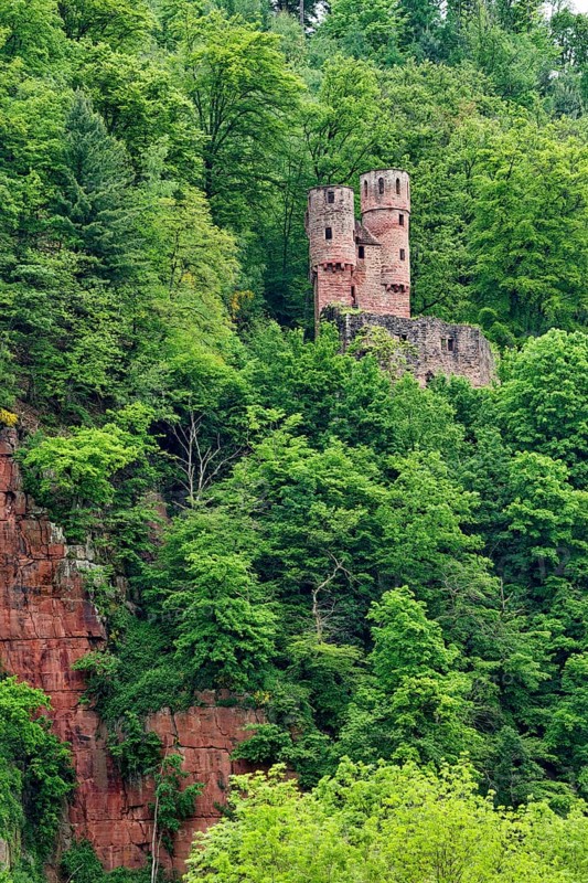 Schadeck Castle, also known as the Swallow's Nest, four-castle town of Neckarsteinach, Baden-Wuerttemberg, Germany, Europe