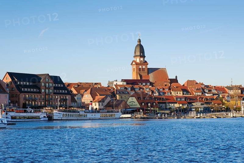 Town view with town harbour on Lake Mueritz, St. Mary's Church, Waren, Mueritz, Mecklenburg Lake District, Mecklenburg, Mecklenburg-Vorpommern, Germany, Europe