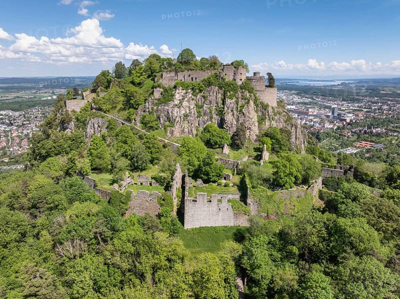 Aerial view of the Hohentwiel volcanic cone with Germany's largest fortress ruins, behind it the town of Singen am Hohentwiel, on the right on the horizon western Lake Constance, district of Constance, Baden-Wuerttemberg, Germany, Europe