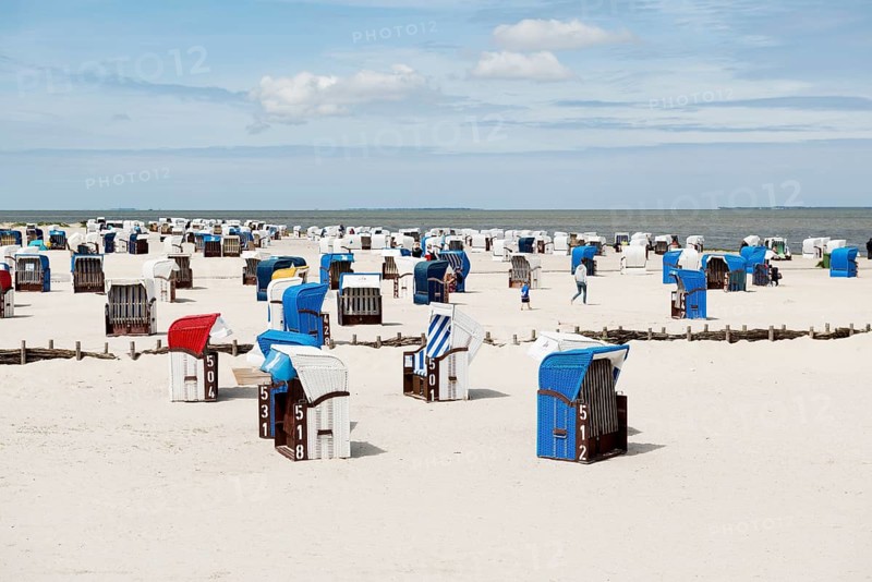 Beach chairs on the sandy beach, Harlesiel, Carolinensiel, East Frisia, Lower Saxony, Germany, Europe
