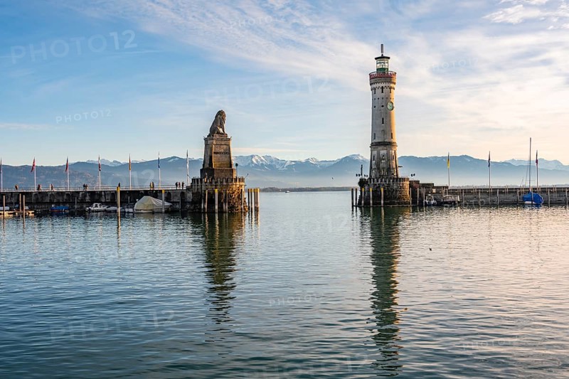 Harbour entrance of Lindau harbour, pier with New Lindau Lighthouse and Bavarian Lion, in the evening light, snow-covered mountains in the background, Lindau Island, Lake Constance, Bavaria, Germany, Europe