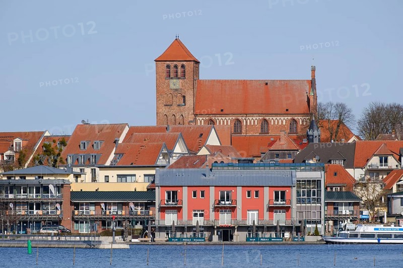 Town view with town harbour on Lake Mueritz, St. Georgen Church, Waren, Mueritz, Mecklenburg Lake District, Mecklenburg, Mecklenburg-Western Pomerania, Germany, Europe
