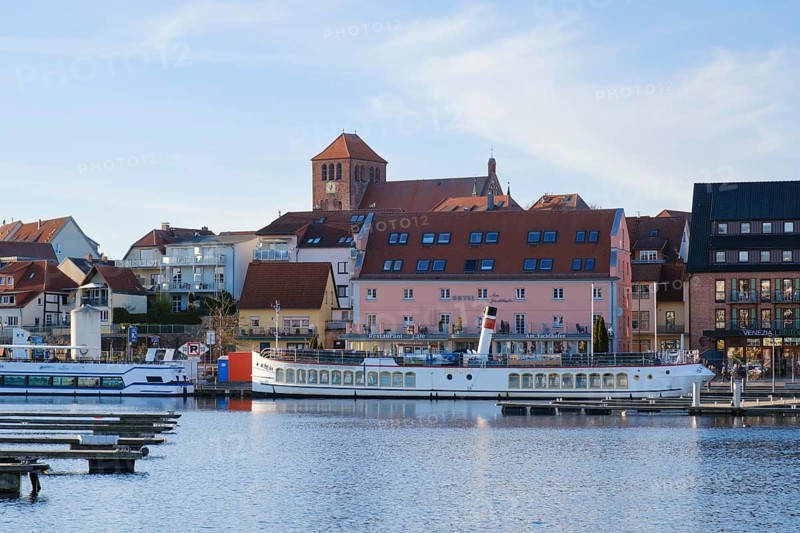 Town view with town harbour on Lake Mueritz, St. Georgen Church, Waren, Mueritz, Mecklenburg Lake District, Mecklenburg, Mecklenburg-Western Pomerania, Germany, Europe