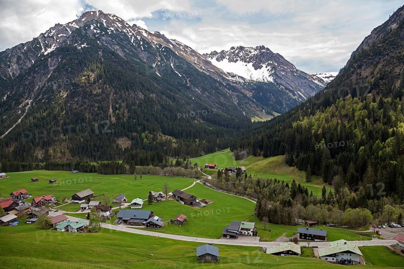 View of Mittelberg, behind Zwoelferkopf and Elferkopf, Kleinwalsertal, Vorarlberg, Austria, Europe