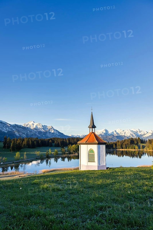 Chapel at Hegratsrieder See near Fuessen, Allgaeu Alps, snow, Allgaeu, Bavaria, Germany, Europe