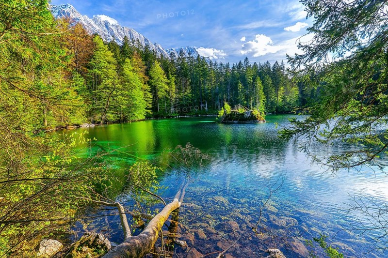 Lake Badersee in spring with Zugspitze group 2962m in the Wetterstein mountains, Zugspitz village Grainau, Werdenfelser Land, Bavarian Alps, Upper Bavaria, Bavaria, Germany, Europe