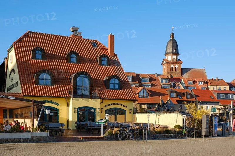 Town view with harbour restaurant and St. Marien church, Waren, Mueritz, Mecklenburg Lake District, Mecklenburg, Mecklenburg-Vorpommern, Germany, Europe