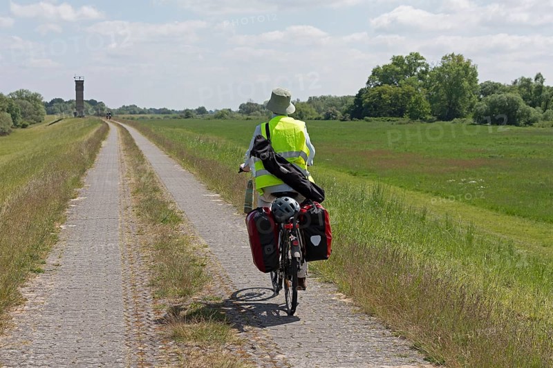 Cyclist, former watchtower, Elbe cycle path near Boizenburg, Mecklenburg-Western Pomerania, Germany, Europe