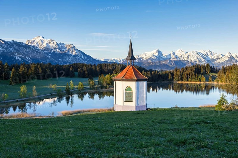 Chapel at Hegratsrieder See near Fuessen, Allgaeu Alps, snow, Allgaeu, Bavaria, Germany, Europe
