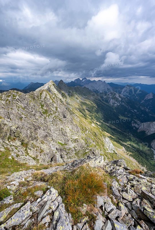 Mountain landscape with rocky ridge at the summit of the Raudenspitze or Monte Fleons, mountain panorama on the Carnic main ridge, Carnic Alps, Carinthia, Austria, Europe