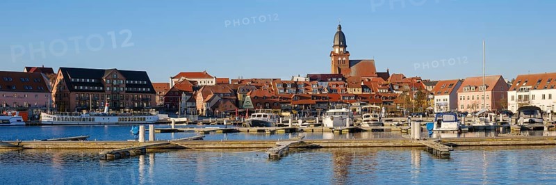 Town panorama with town harbour on Lake Mueritz, St. Mary's Church, Waren, Mueritz, Mecklenburg Lake District, Mecklenburg, Mecklenburg-Vorpommern, Germany, Europe