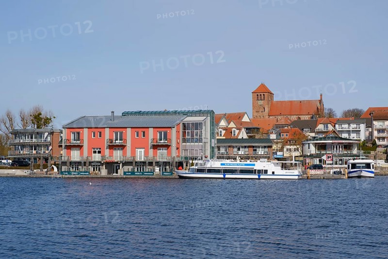 Town view with town harbour on Lake Mueritz, St. Georgen Church, Waren, Mueritz, Mecklenburg Lake District, Mecklenburg, Mecklenburg-Western Pomerania, Germany, Europe